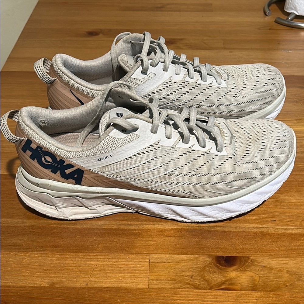 Hoka Woman’s Arahi 4 Running Shoes